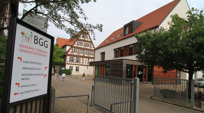 Der Eingang in den Schulhof der Uracher Barbara-Gonzaga-Gemeinschaftsschule. Rechts die Mensa, im Hintergrund die Eberhardschule