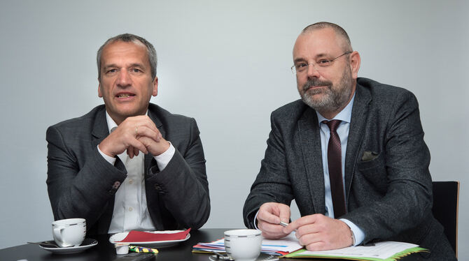 Vorsitzender Michael Hennrich (links) und Geschäftsführer Ottmar Wernicke von Haus & Grund Württemberg.