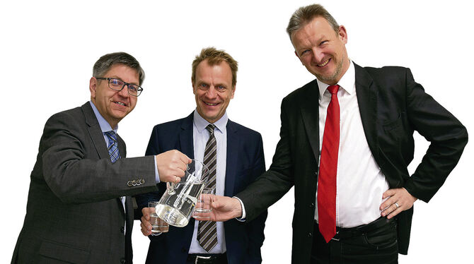 Michael Stäbler schenkt Christoph Jeromin und Alexander Schweizer (von links) Bodenseewasser aus der Leitung ein. FOTO: HAILFING