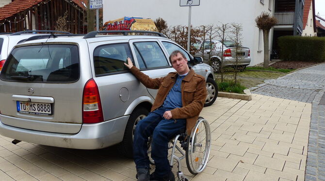 Aufgrund der Initiative von Marc Schneck wurde der Parkplatz für Behinderte beim Rathaus in Kirchentellinsfurt nach außen gelegt