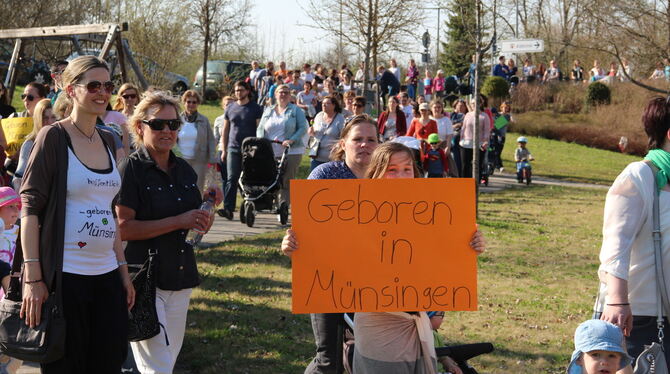 »Geboren in Münsingen« – das wünschen sich die Teilnehmerinnen der Kundgebung auch für die Zukunft. FOTOS: DEWALD