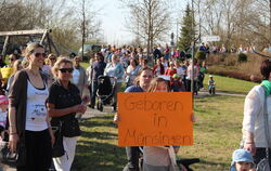 »Geboren in Münsingen« – das wünschen sich die Teilnehmerinnen der Kundgebung auch für die Zukunft. FOTOS: DEWALD