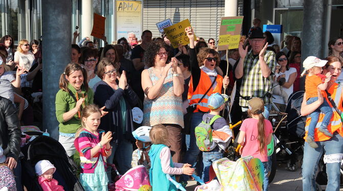 Mit Beifall und Jubel dankten große und kleine Teilnehmer dem Team der Münsinger Geburtshilfe.