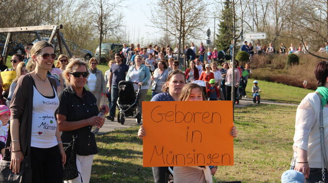 »Geboren in Münsingen« – das wünschen sich die Teilnehmerinnen der Kundgebung auch für die Zukunft. FOTO: DEWALD