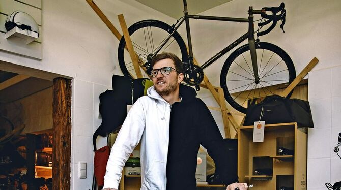 Tobias Kruschhausen träumt vom perfekten Faltrad für Stuttgart.  FOTOS: LEIF PIECHOWI