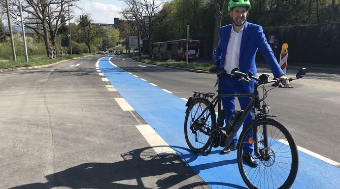 Boris Palmer zeigt die neuen himmelblauen Tübinger Radwege, überall dort, wo erhöht Aufmerksamkeit nötig ist. FOTO: STADT TÜBING