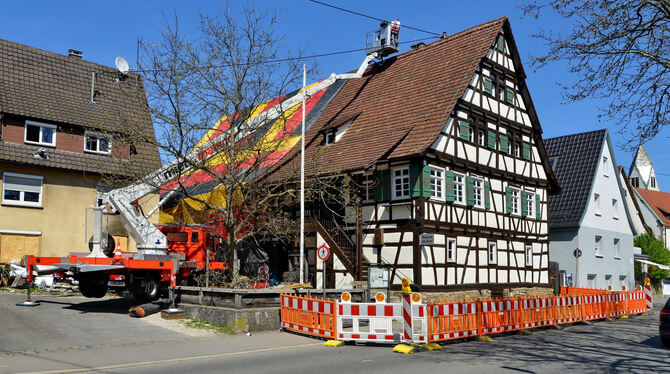 Die Verhüllung des Betzinger Museums »Im Dorf« hat begonnen. Bis Freitag soll es komplett verpackt sein.  FOTO: NIETHAMMER