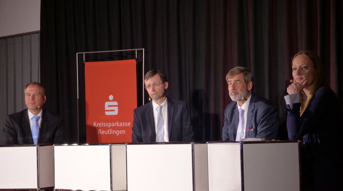 Podiumsdiskussion bei der Kreissparkasse Reutlingen mit (von links): Uwe Burkert, Ulrich Kater, Jens Schmitt und Cornelia Frey.