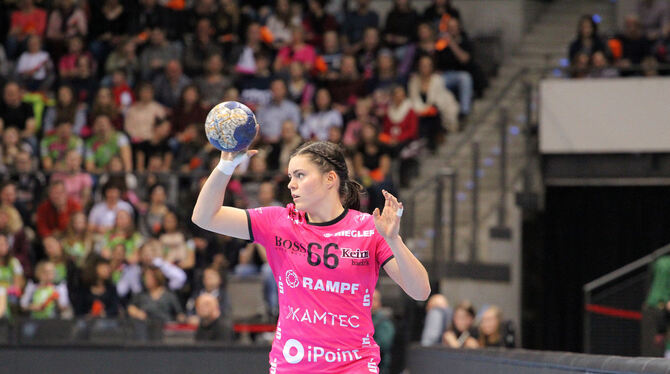Linksaußen Katharina Beddies hat ihren Vertrag bei Handball-Bundesligist TuS Metzingen um ein Jahr verlängert. FOTO: EIBNER Linksaußen Katharina Beddies hat ihren Vertrag bei Handball-Bundesligist TuS Metzingen um ein Jahr verlängert. FOTO: EIBNER