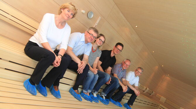 In gepflegtem Schuhwerk sitzen beim Fototermin im »Nestle« die Geschäftsführerin der Albthermen Andrea Bernardi (links), Bürgerm