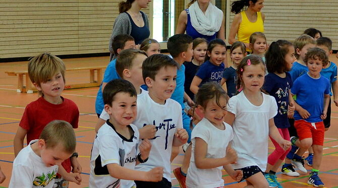 Es wuselt wieder in der Halle: Der Förderverein Leichtathletik bringt beim Sportnachmittag von »Wir bewegen was« Vorschulkinder