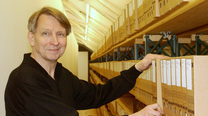 Manfred Wandel, Gründer und Vorstand der Stiftung für konkrete Kunst, im Jahr 2003 aufgenommen bei  seinem Stiftungsarchiv im Da
