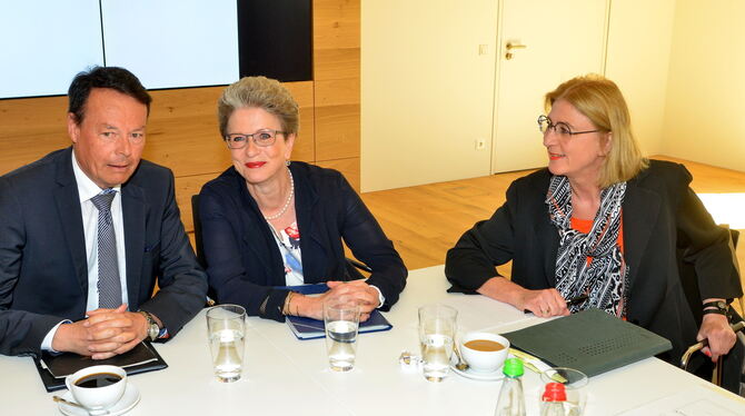 Mit den ersten Ergebnissen zufrieden (von links): Regierungspräsident Klaus Tappeser, Oberbürgermeisterin Barbara Bosch und Baub
