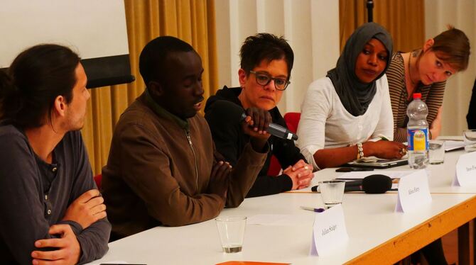 Vier Referenten waren der Einladung der Reutlinger Asylpfarrerin (Mitte) und anderen gefolgt, um über die Situation in Gambia un