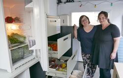 Immer mehr Lebensmittelretter finden den Weg zum Fair-Teiler im Grillhaus des Café Nepomuk: Melanie Streib-Föll (links) und Nath