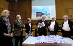Star-Architekt Max Dudler (links) mit Bauleiter in spe Jochen Schmid am Modell fürs »Parkhotel Reutlingen«. FOTO: GER