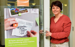 Heike Brucklacher, Mitarbeiterin des Finanzamts Reutlingen, wirbt für die elektronische Form der Steuererklärung. FOTOS: NIETHAM