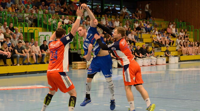 Erzielte eine Sekunde vor Schluss den Ausgleich für den VfL Pfullingen: Robin Keupp (mit Ball).   FOTO: PIETH