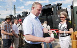 Ralf Stoll, Vorsitzender des Vereins Zahnradbahn Honau-Lichtenstein, schenkt Sekt ein. Nicht etwa zur Erfrischung von Oberbürger