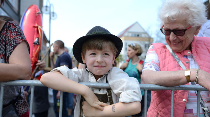 Die Besucher warten neugierig auf die Herde von Stadtschäfer Stotz. Die Besucher warten neugierig auf die Herde von Stadtschäfer Stotz.