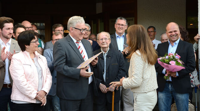 Gemeinderätin Claudia Ostertag gratuliert Bürgermeister Klemens Betz zur Wiederwahl. Foto: Pieth