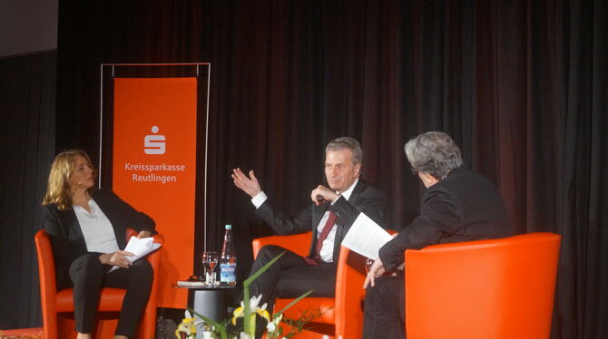 Der ehemalige Ministerpräsident von Baden-Württemberg diskutiert mit den Moderatoren Kerstin Merz und Karl-Heinz Rauch über euro