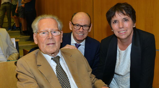 Professor Hans Küng, Eberhard Stilz (Mitte), der Präsident der Stiftung Weltethos, und die ehemalige EKD-Ratsvorsitzende und Fes
