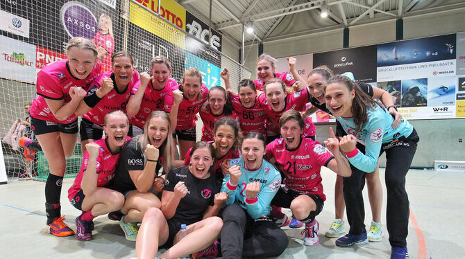 Überschäumende Freude bei den Metzinger Bundesliga-Handballerinnen nach ihrem Befreiungsschlag gegen Nellingen. FOTO: EIBNER
