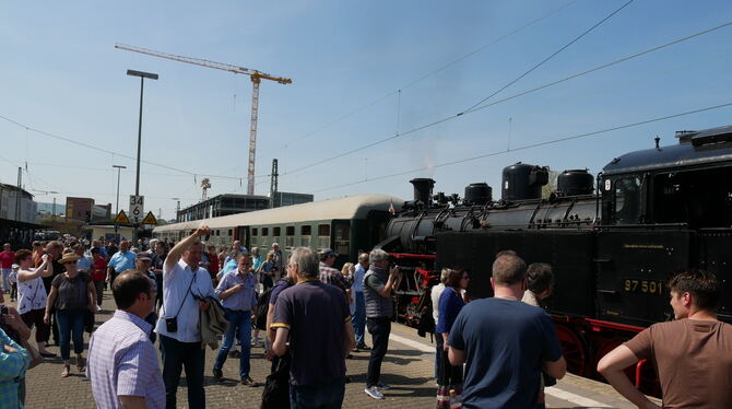 Hunderte Eisenbahnfreunde hat die Wiederinbetriebnahme der Lok 97 501 am Sonntag an den Reutlinger Bahnhof gelockt – darunter au