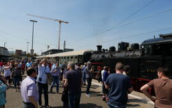 Hunderte Eisenbahnfreunde hat die Wiederinbetriebnahme der Lok 97 501 am Sonntag an den Reutlinger Bahnhof gelockt – darunter au