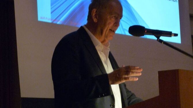 Professor Franz Josef Radermacher bei einem Vortrag 2018.