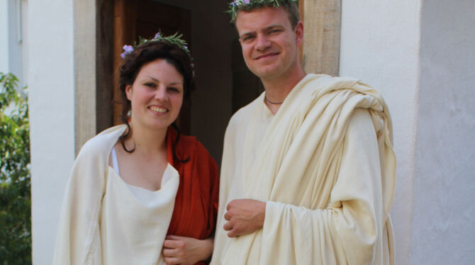 Das »römische Brautpaar« Johanna und Manuel Rampp in der antiken Hochzeitskleinung inklusive  floralem Kopfschmuck. FOTO: LARSSO