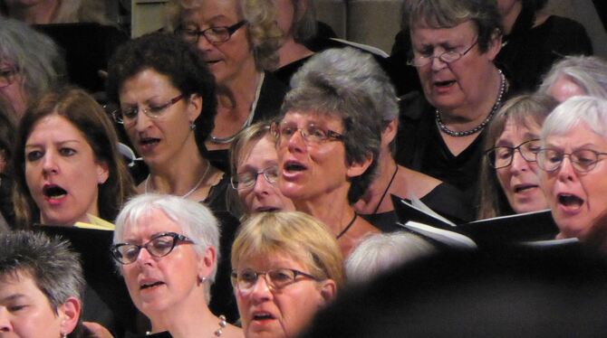 Sängerinnen des Philharmonia Chores Reutlingen und der Betzinger Sängerschaft beim Benefizkonzert in der Marienkirche. FOTO: BER