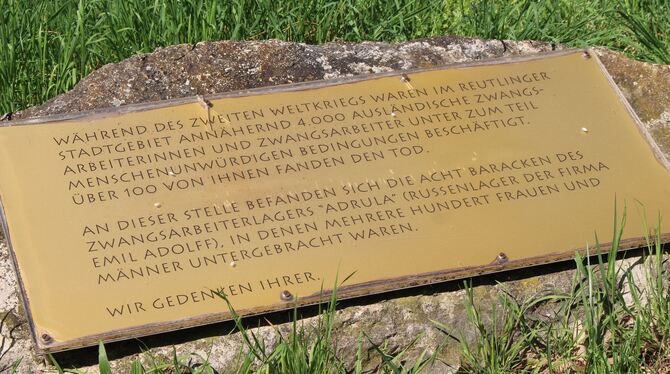 Diese Gedenktafel befindet sich beim ehemaligen Zwangsarbeiterlager »Adrula« (Russenlager der Firma Emil Adolff) in der Nähe des