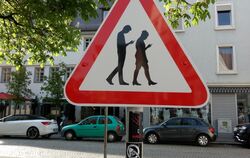Dieses Smombie-Warnschild am Kanzleiplatz geht seit Donnerstag viral. FOTO: RAISER