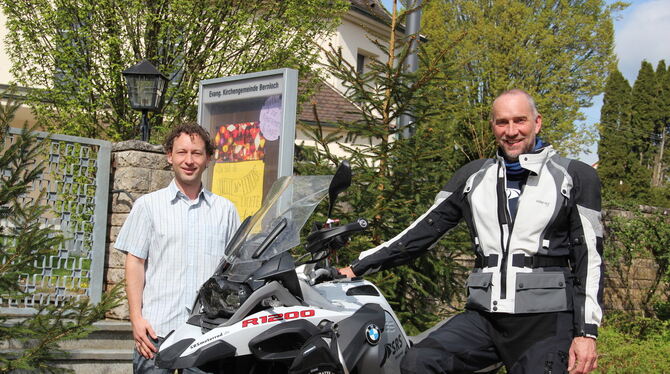 Bernlochs Pfarrer Stefan Mergenthaler (links) und Johannes Lutz, der bundesweit in der christlichen Motorradfahrerarbeit engagie