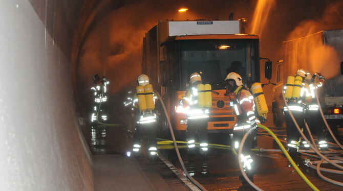 Im Notfall muss jeder Handgriff sitzen: Für Einsätze im Tunnel – hier ein Foto von einer Übung im Ursulabergtunnel im Mai 2014 –