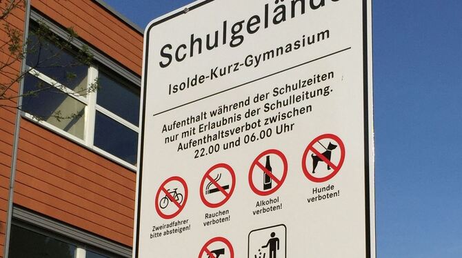 Verbotsschild auf dem IKG-Schulhof.  Foto: Alexander Rabe