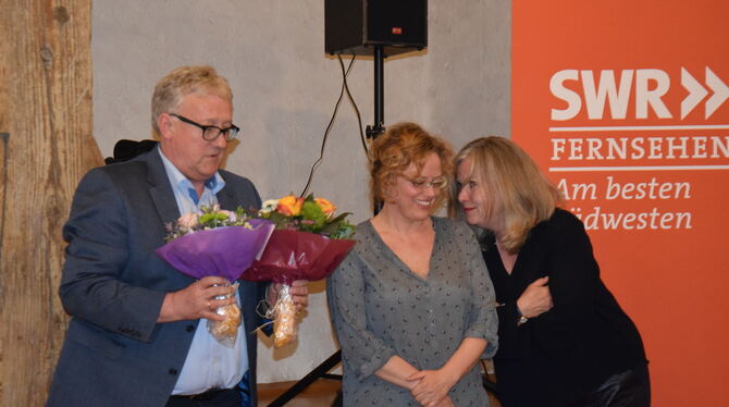 Blumen von Bürgermeister Klemens Betz für die Autorin des Films »Landleben 4.0 – Gomadingen« Tanja Hamilton (Mitte) und die Reda