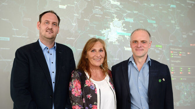 Convexis Geschäftsführer Florian Schenk mit den Grünen Landtagsabgeordneten Andrea Schwarz und Thomas Poreski vor einem "Rescue