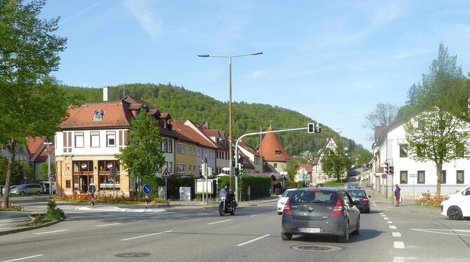 Auch hier soll es in Bad Urach künftig weniger Verkehrslärm geben, vor allem nachts: Auf der Ulmer Straße, gleichzeitig die B 28