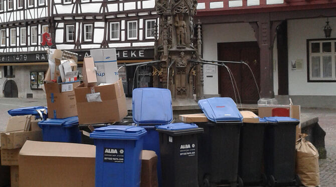 Gefällt vielen Urachern einfach nicht: Angesammeltes Altpapier oder Müll auf dem Marktplatz. FOTO: PRIVAT