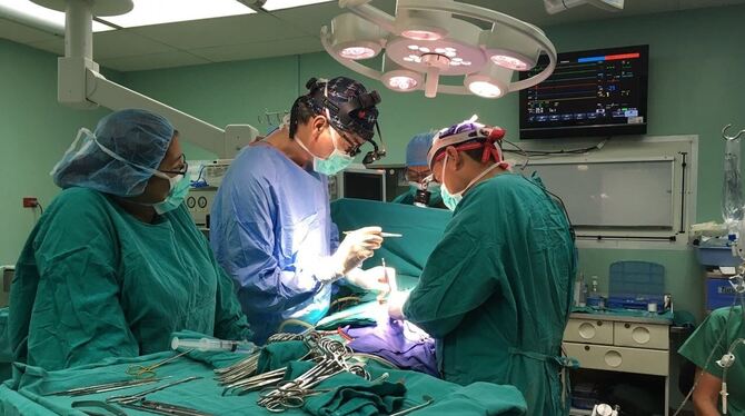Ehrenamtlicher Einsatz: Tübinger Spezialisten bei einer Herz-OP im Kinderkrankenhaus »Hospital Bloom« in El Salvador. FOTO: PRIV