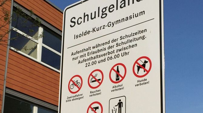 Neues Verbotsschild auf dem Schulhof des Isolde-Kurz-Gymnasiums.  FOTO: RABE