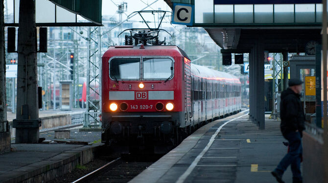 Ein Nahverkehrszug fährt in den Stuttgarter Hauptbahnhof ein. Die Befürworter der Großen Wendlinger Kurve wollen mit der Erweite