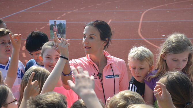Ganz nah dran an der Spitzensportlerin: Sabrina Mockenhaupt ging mit Schulkindern auf die Laufstrecke. FOTO: WALKER