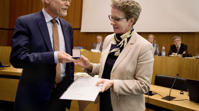 Oberbürgermeisterin Barbara Bosch verabschiedete gestern Linken-Stadtrat Thomas Ziegler nach 26 Jahren aus dem Gemeinderat. FOTO