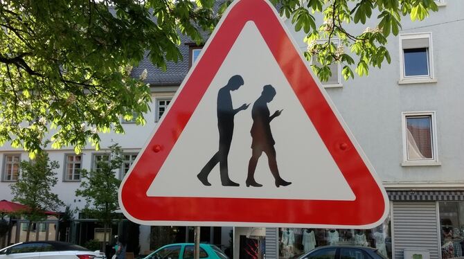 Das »Smombie«-Warnschild am Kanzleiplatz.   FOTO: RAISER