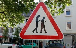 Das »Smombie«-Warnschild am Kanzleiplatz.   FOTO: RAISER