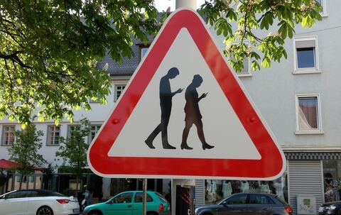 Das »Smombie«-Warnschild am Kanzleiplatz.   FOTO: RAISER